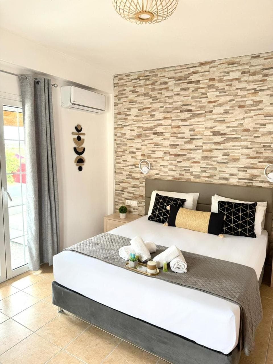 Bed, Photo of the whole room, Bedroom, towels, air conditioner