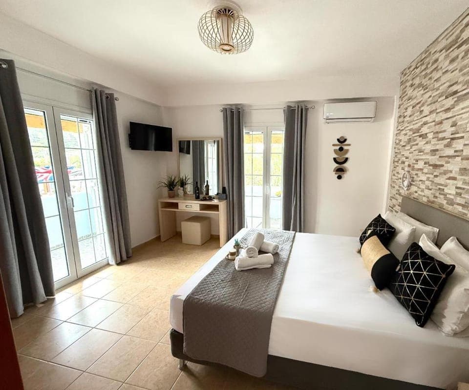 Bed, TV and multimedia, Living room, Photo of the whole room, Seating area, Bedroom, air conditioner