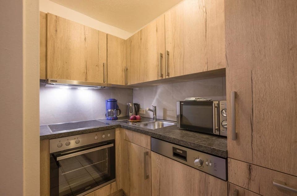 Coffee/tea facilities, dishwasher, oven, stove