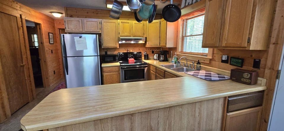 Camp Valentine- charming 3 bedroom cabin with hot tub and fireplace in private setting Cabin in Deep Creek Lake