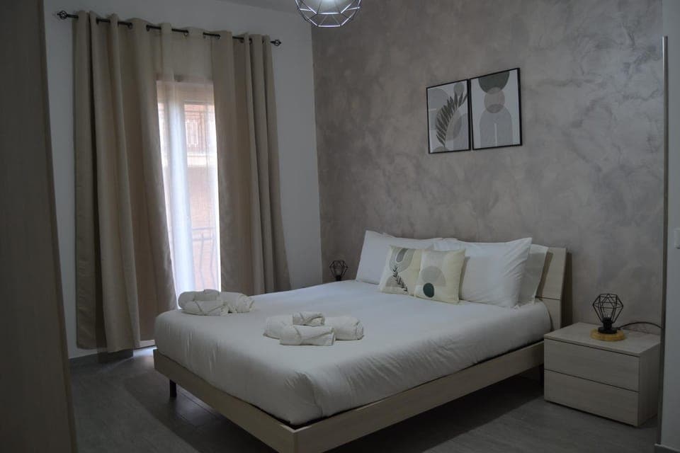 Photo of the whole room, Bedroom