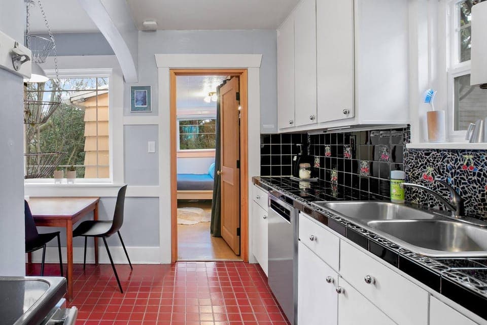 Coffee/tea facilities, Kitchen or kitchenette, Dining area, Food, dishwasher, stove