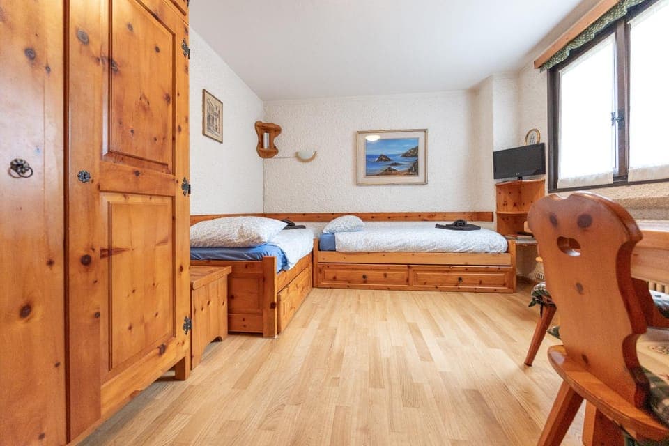 Bed, TV and multimedia, wardrobe