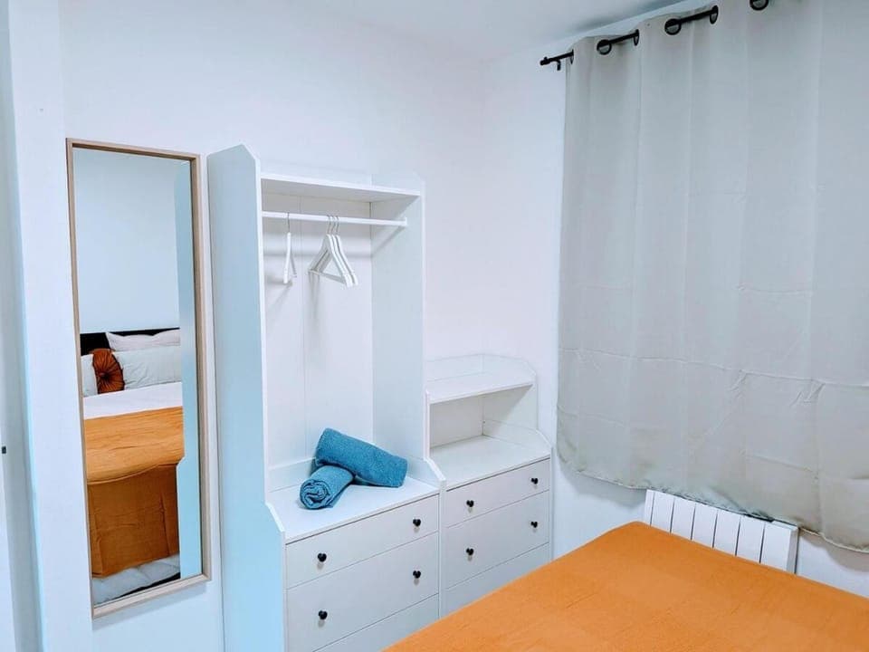 Photo of the whole room, Bedroom, wardrobe