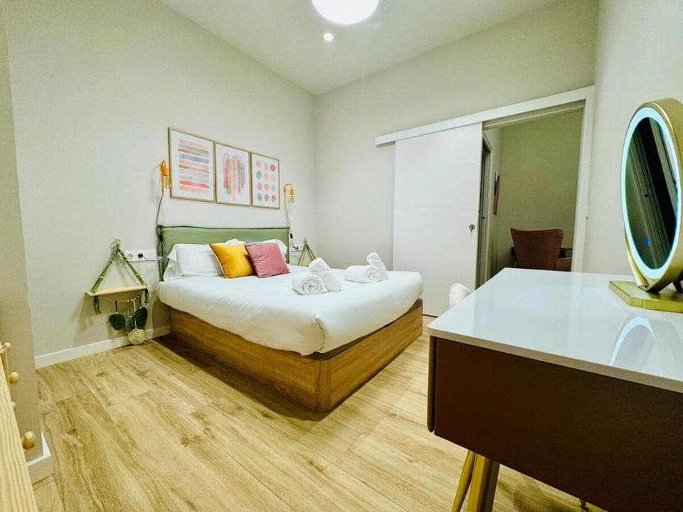 Bed, Photo of the whole room, Bedroom