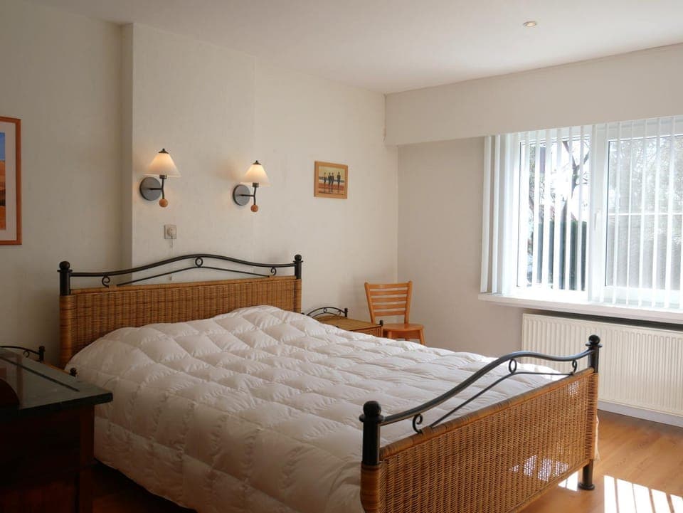 Property building, Bed, Bedroom