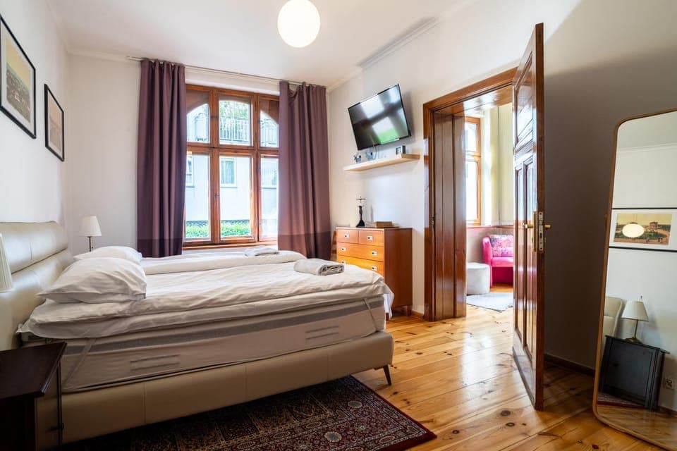 Bed, TV and multimedia, Bedroom, towels