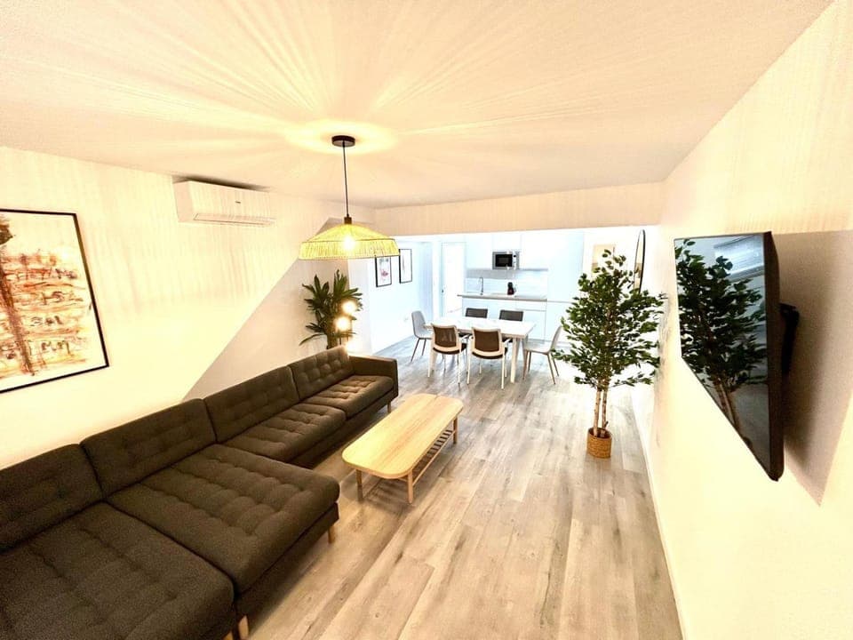 TV and multimedia, Living room, Seating area, Dining area, internet, internet, air conditioner