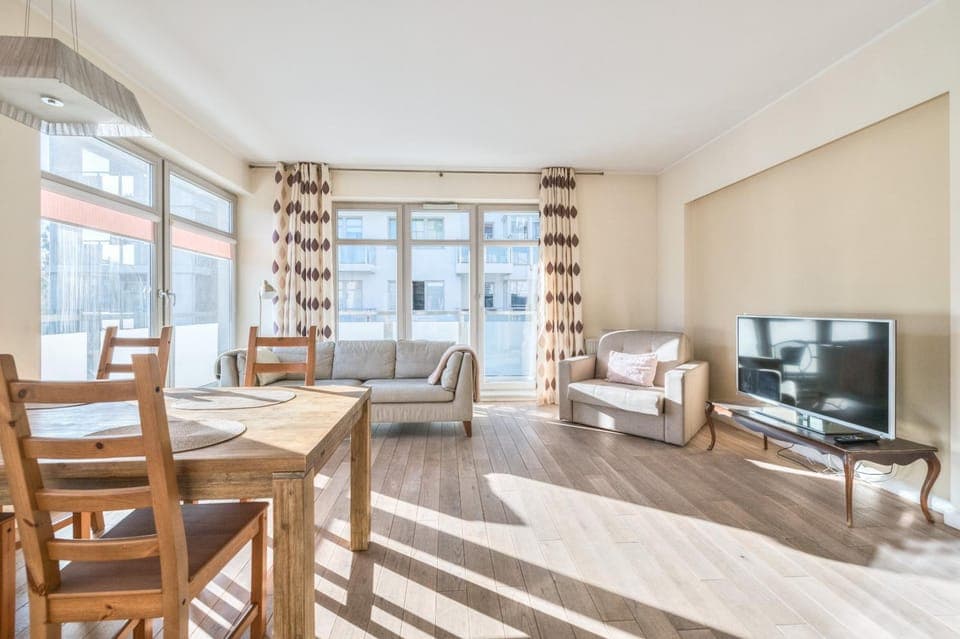 TV and multimedia, Living room, Seating area, Dining area