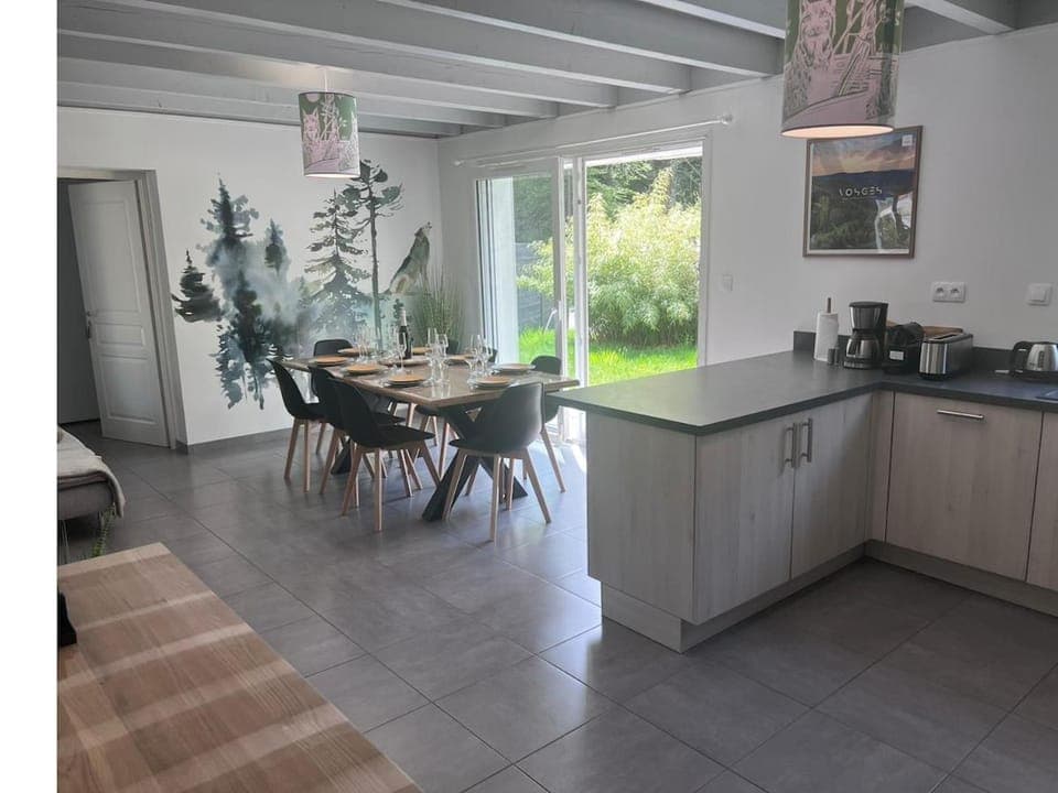 Coffee/tea facilities, Kitchen or kitchenette, Dining area, stove