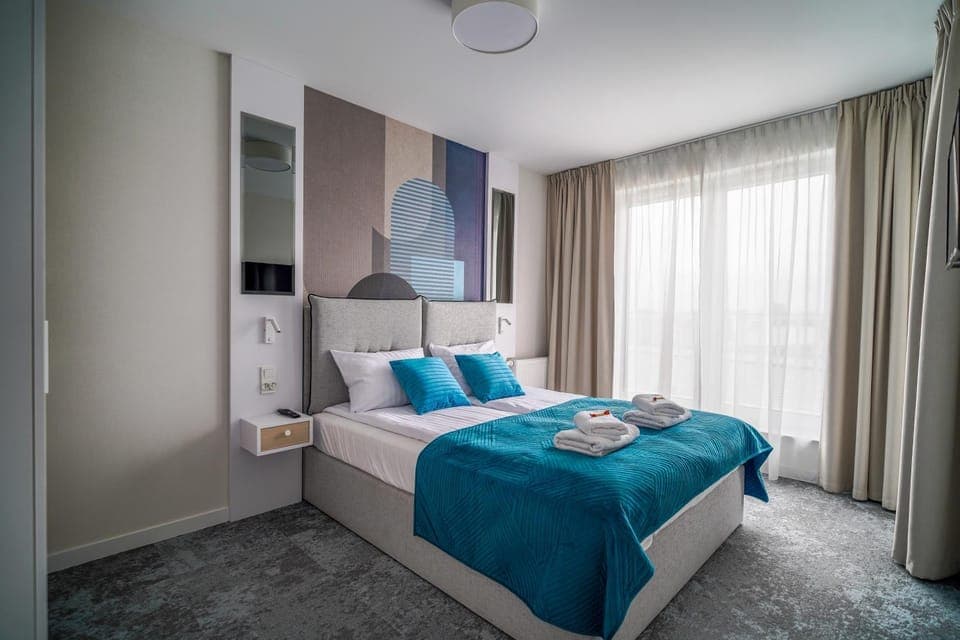 Bed, TV and multimedia, Photo of the whole room, Bedroom, towels