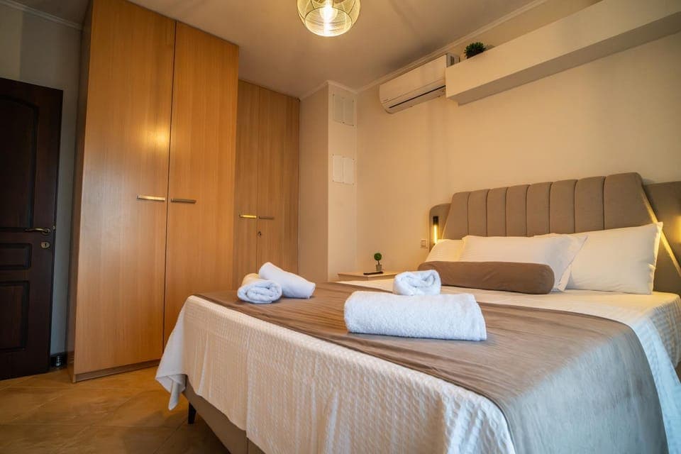 Bed, Photo of the whole room, Bedroom, towels, wardrobe, air conditioner