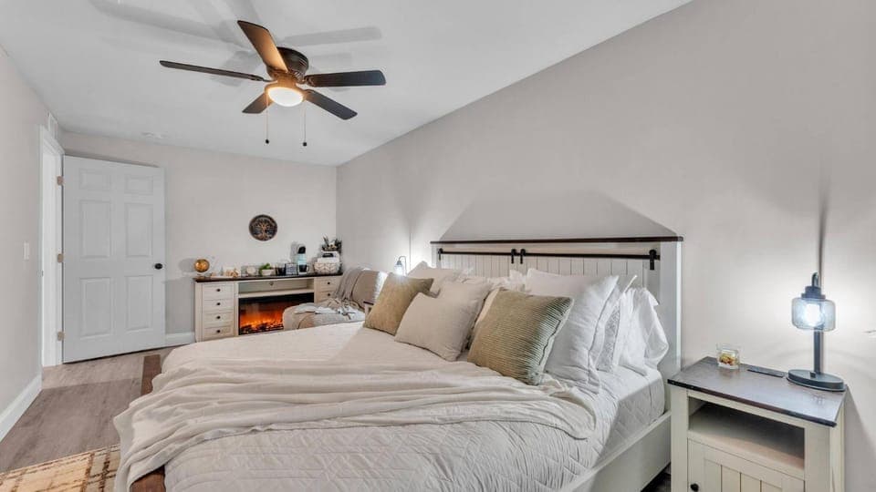 Bed, Other, Photo of the whole room, Bedroom