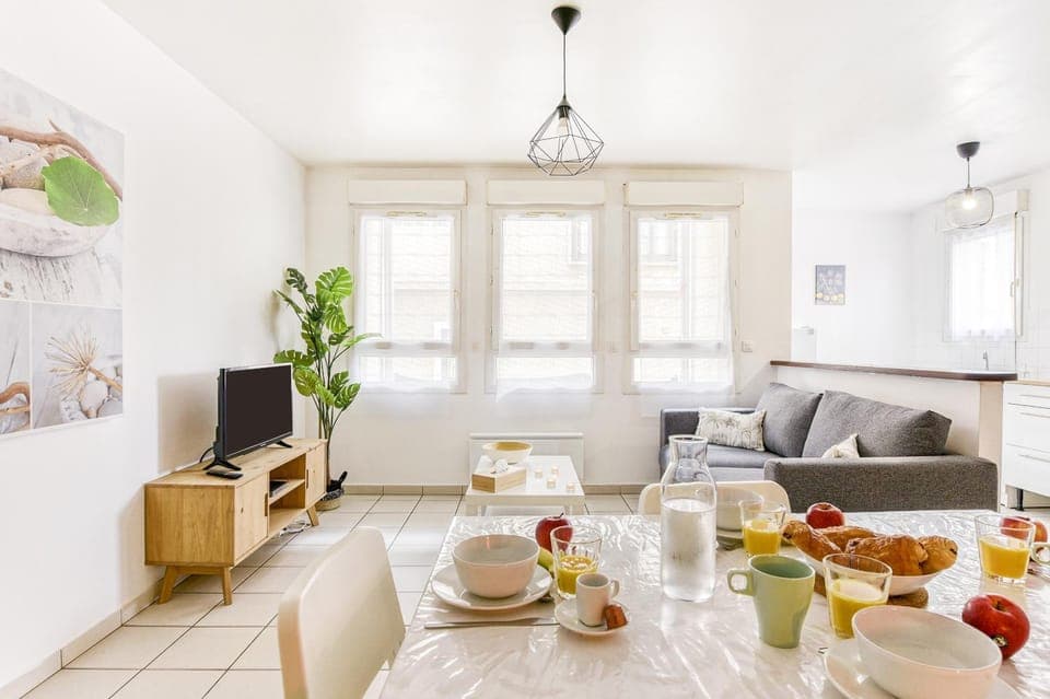 Communal lounge/ TV room, Living room, Lounge or bar, Seating area, Food, Food, Meals, Meals