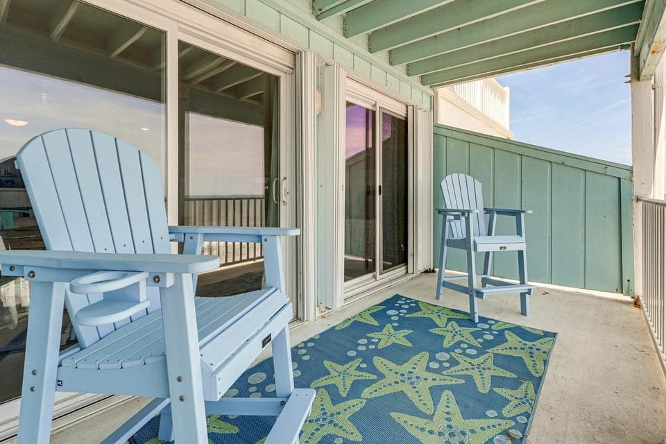Sandy Oceanfront 2nd FL 1BR with pool at The Riggings Apartment in Kure Beach