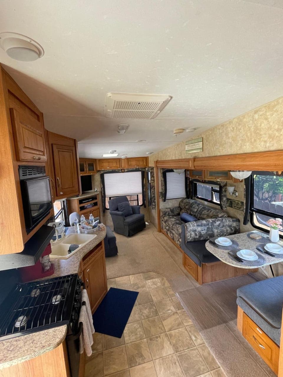 Kitchen or kitchenette, Dining area, oven