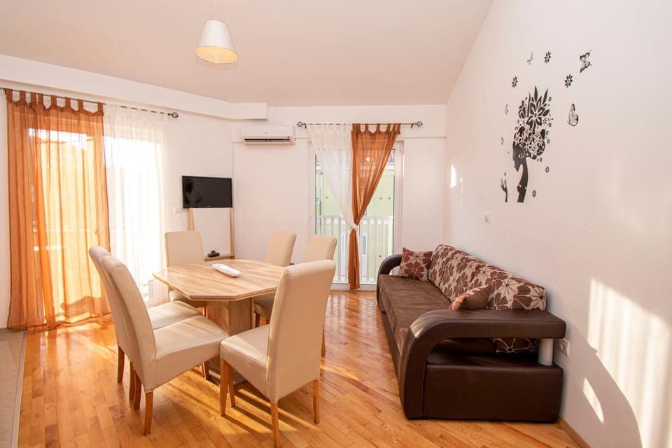 TV and multimedia, Living room, Seating area, Dining area