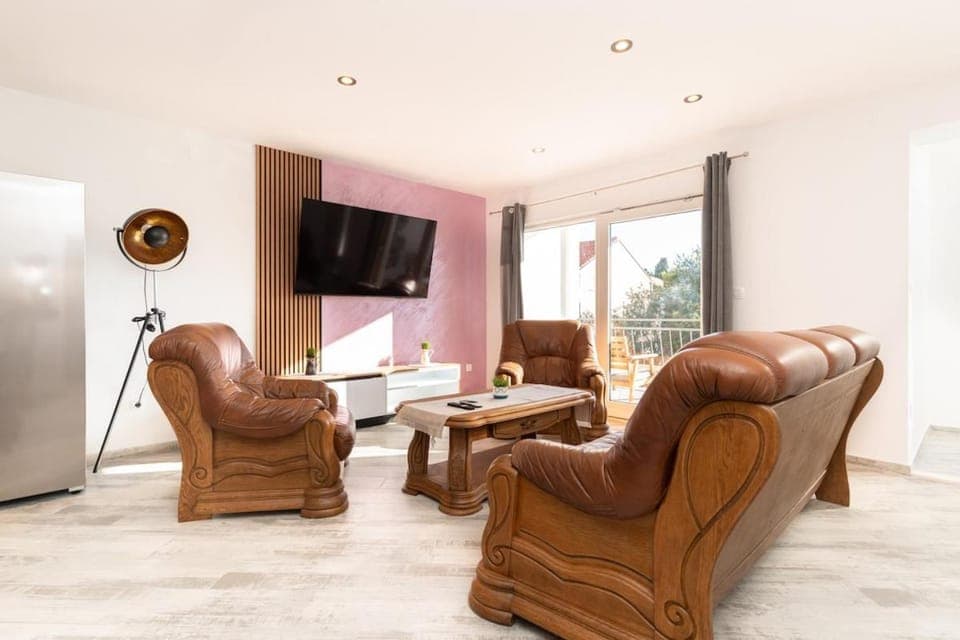 Communal lounge/ TV room, TV and multimedia, Living room, Seating area, Evening entertainment