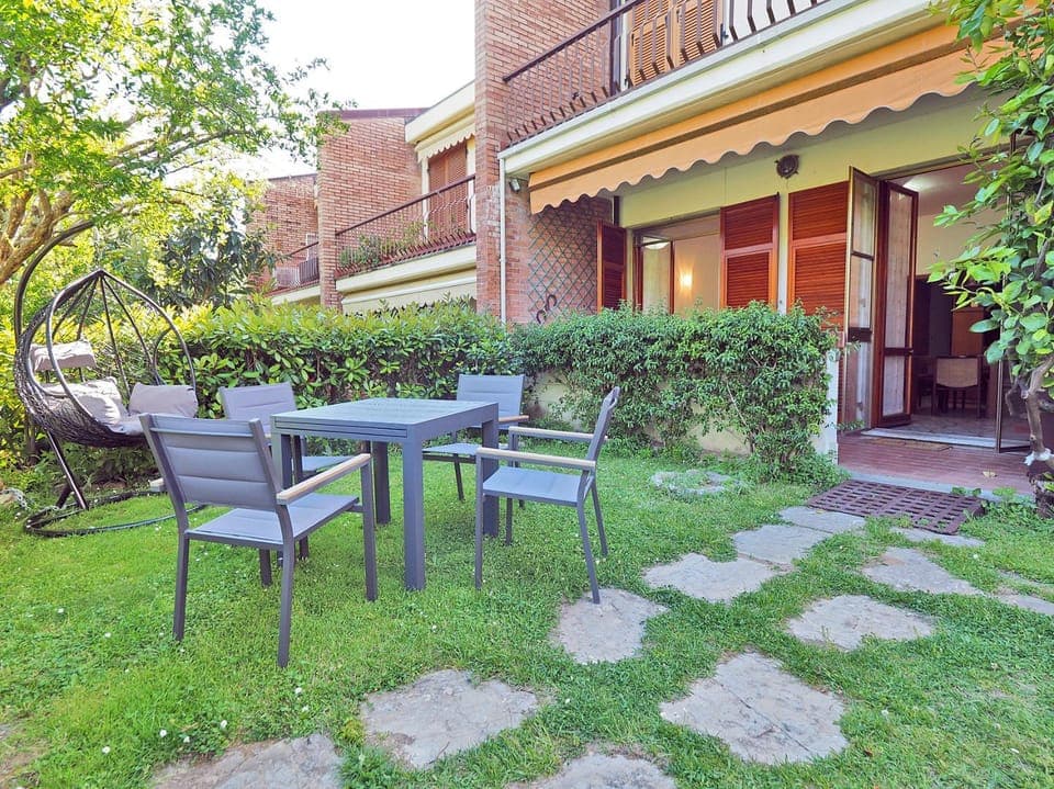 Property building, Garden, Garden, Dining area, Garden view