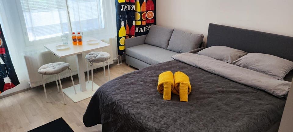 Photo of the whole room, towels