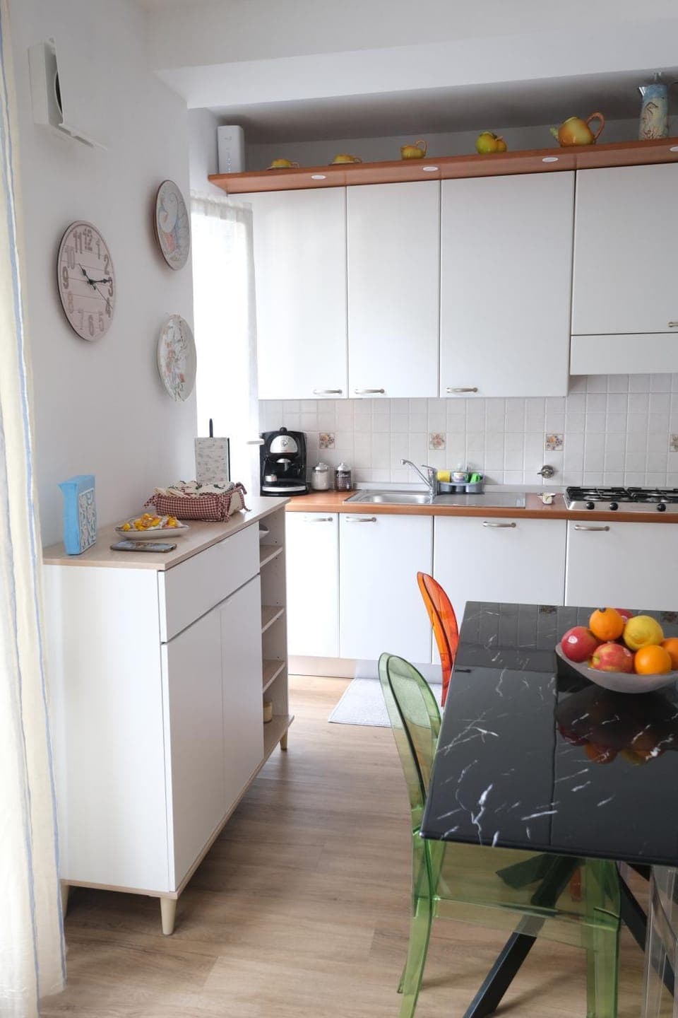 Kitchen or kitchenette, Dining area