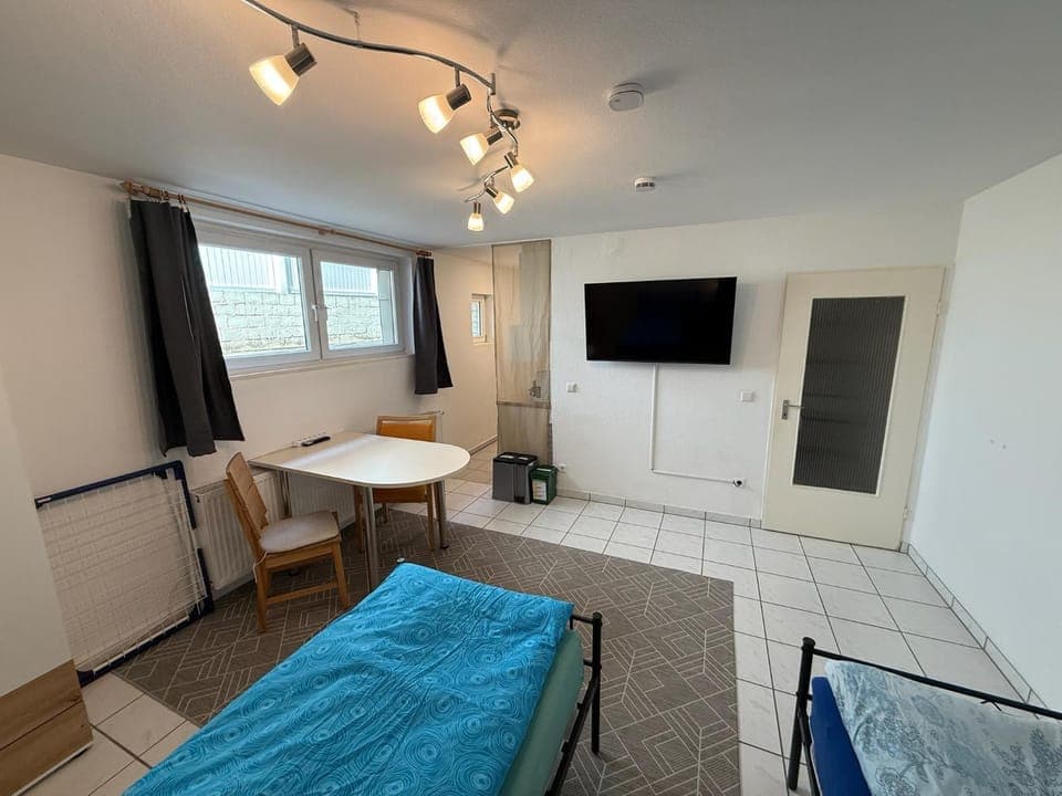 Bed, TV and multimedia, Dining area, Bedroom