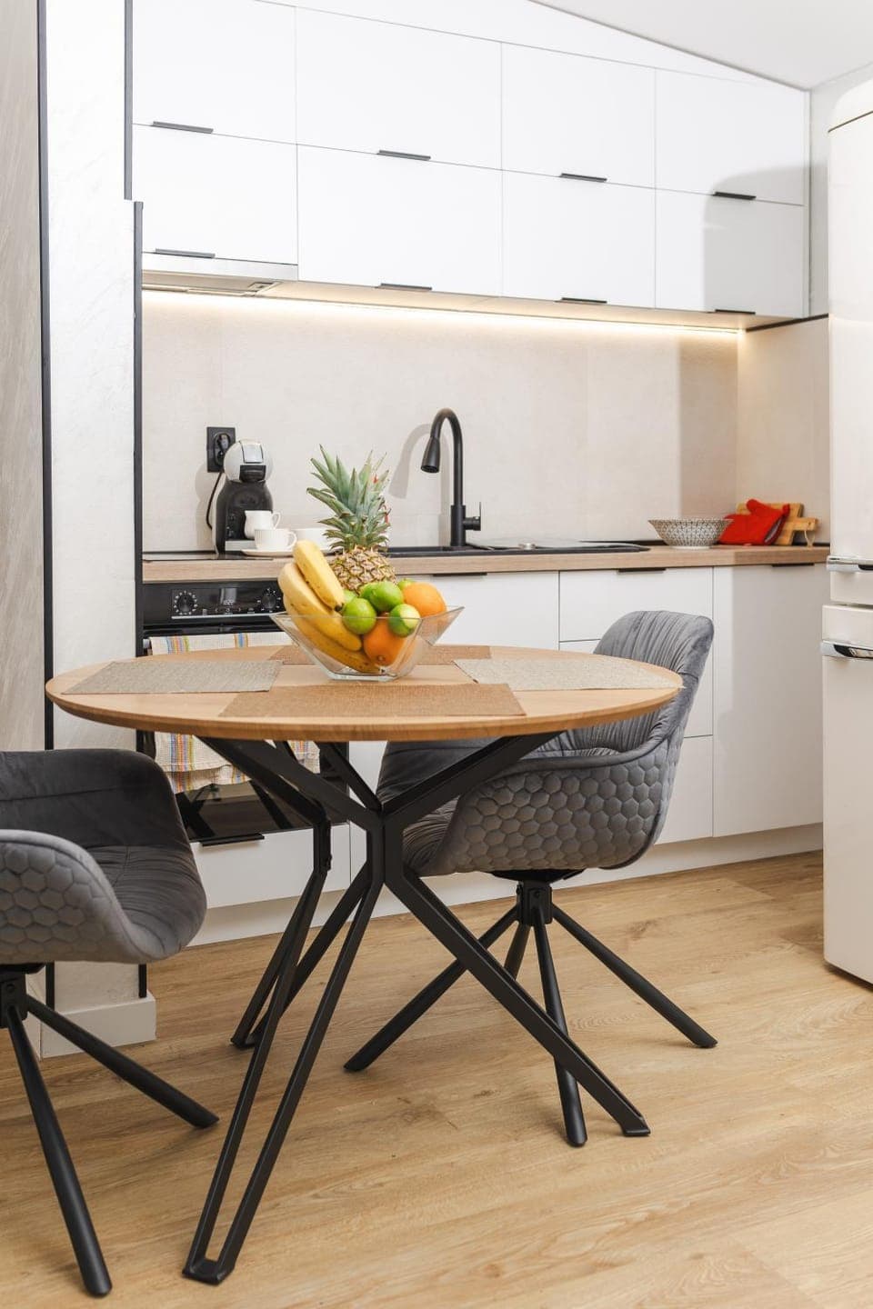 Kitchen or kitchenette, Dining area