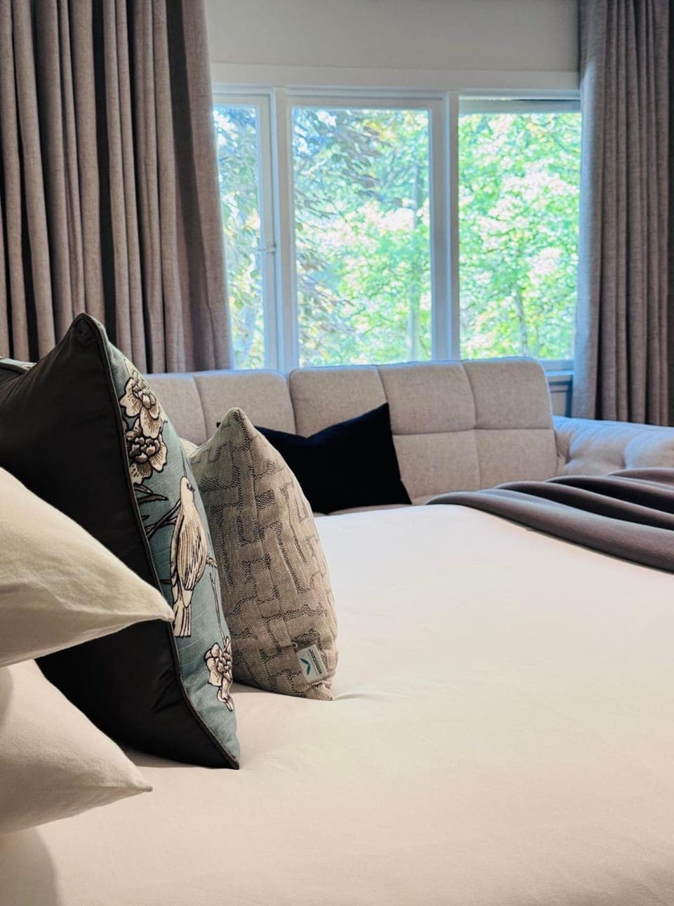 Bed, Seating area, Bedroom, Quiet street view