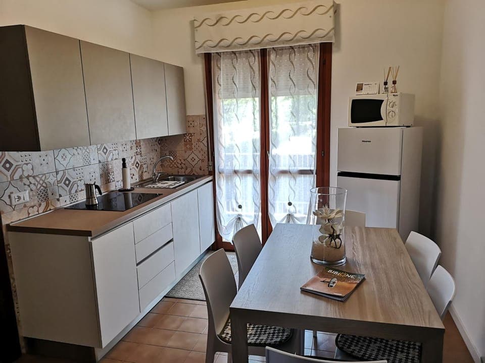 Kitchen or kitchenette, Dining area, stove