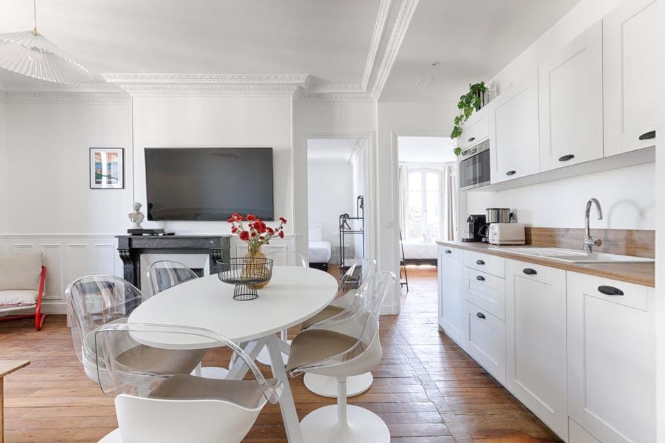 TV and multimedia, Kitchen or kitchenette, Living room, Seating area, Dining area