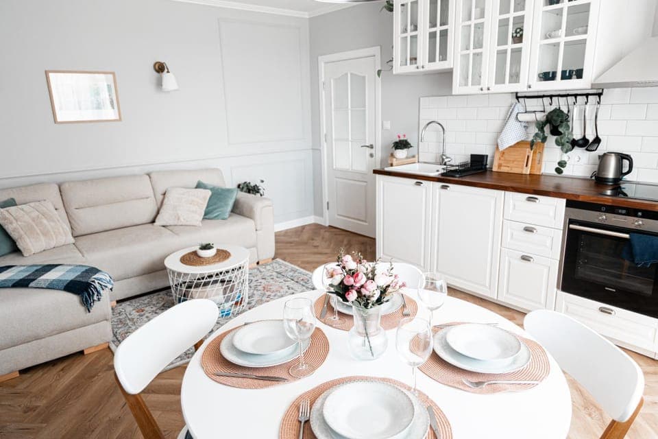 Kitchen or kitchenette, Living room, Seating area, Dining area