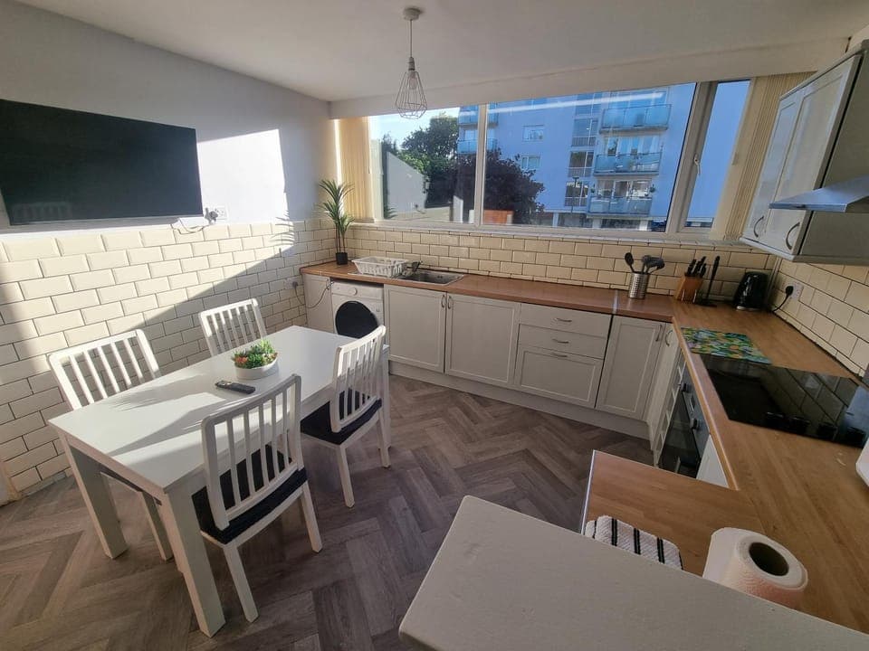 Kitchen or kitchenette, Dining area, oven, stove