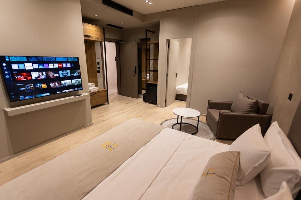 Communal lounge/ TV room, Bed, TV and multimedia, Living room, Photo of the whole room, Bedroom