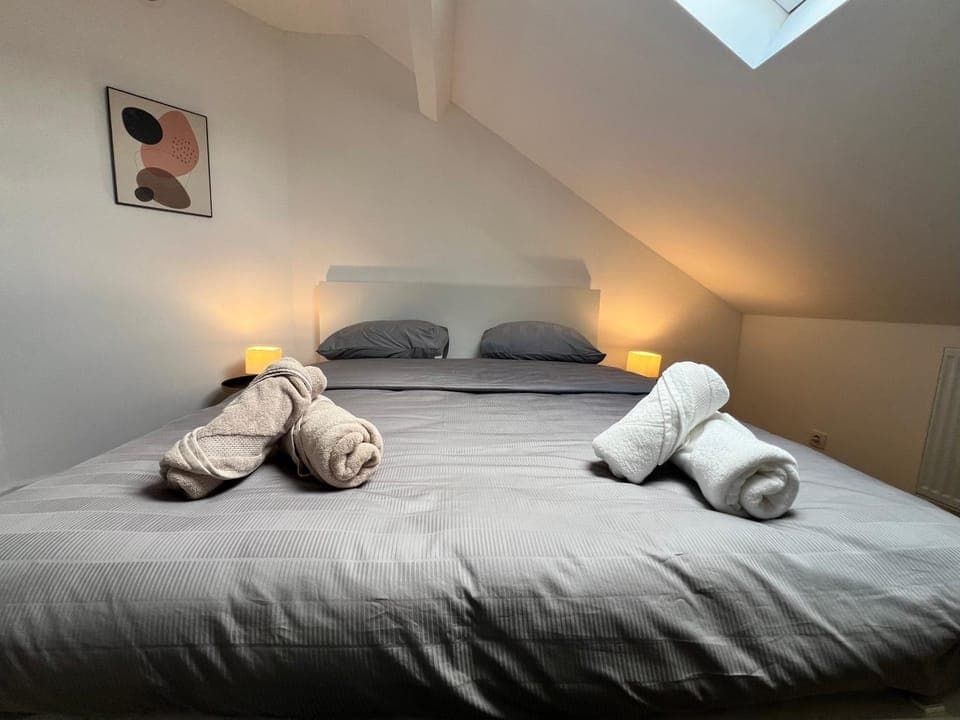 Bed, Photo of the whole room, Bedroom, towels