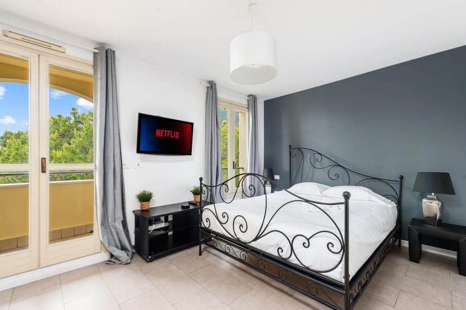 Bed, TV and multimedia, Balcony/Terrace, Photo of the whole room, Bedroom