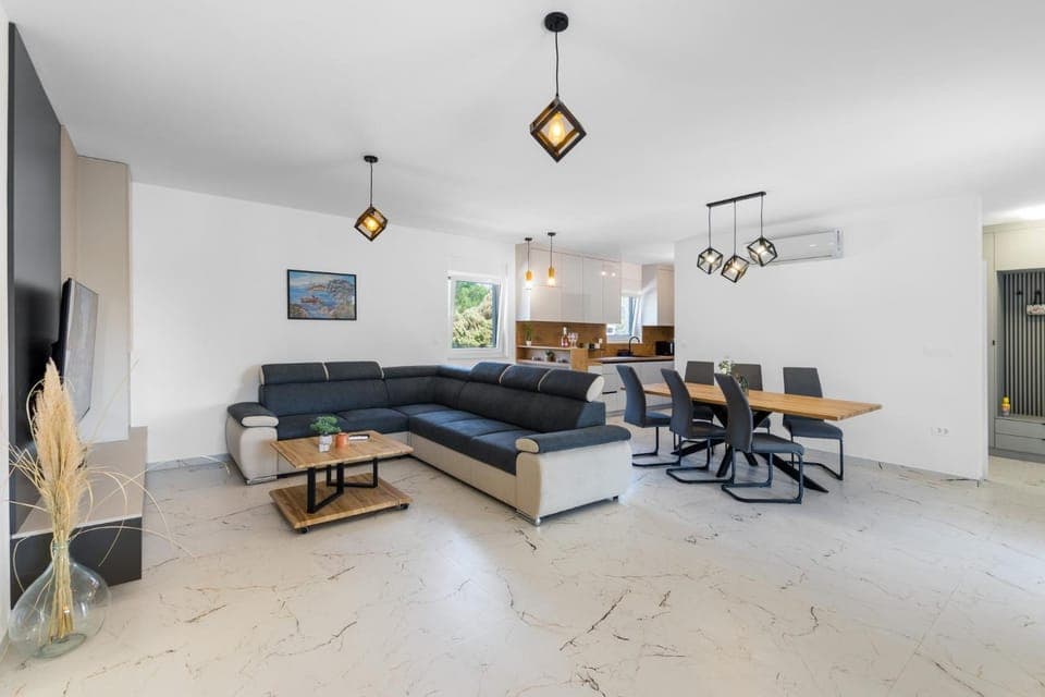 TV and multimedia, Living room, Seating area, Dining area