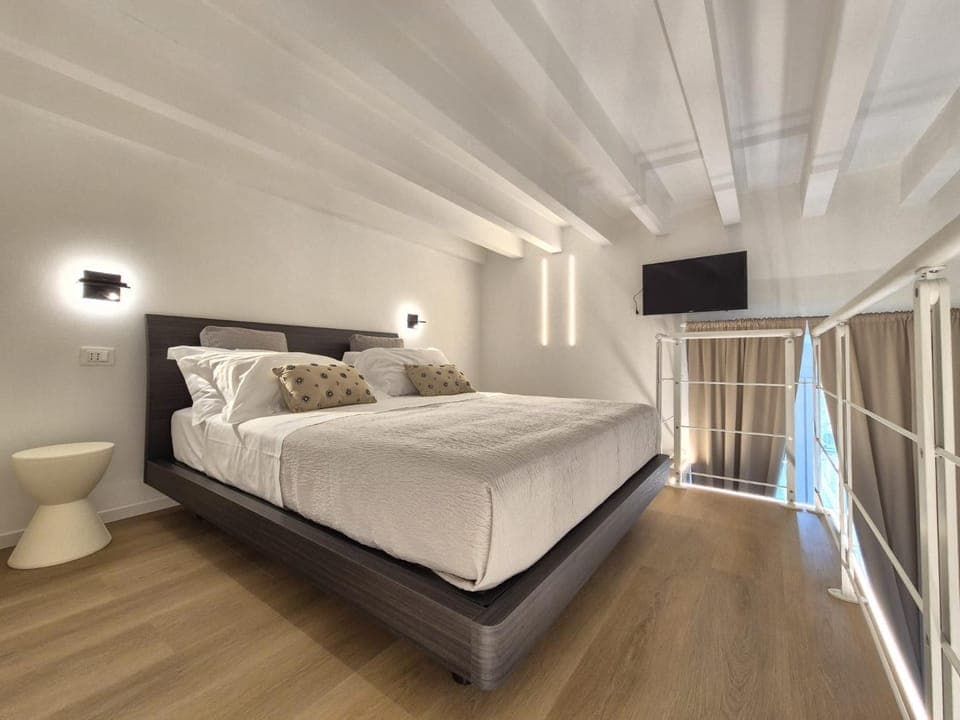 Bed, TV and multimedia, Photo of the whole room, Bedroom