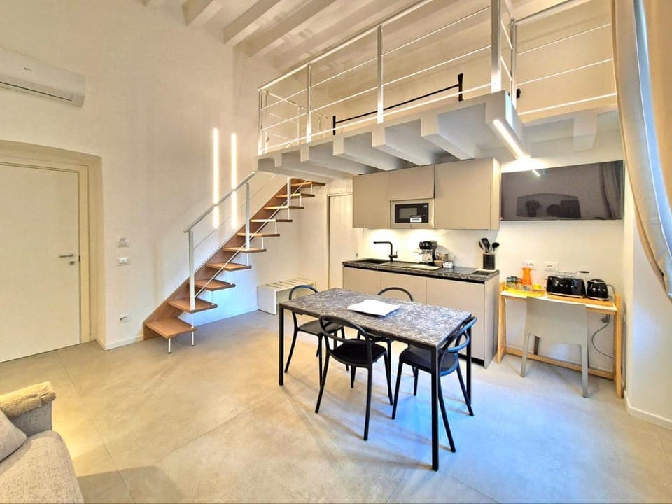 Kitchen or kitchenette, Living room, Seating area, Dining area, minibar, stove