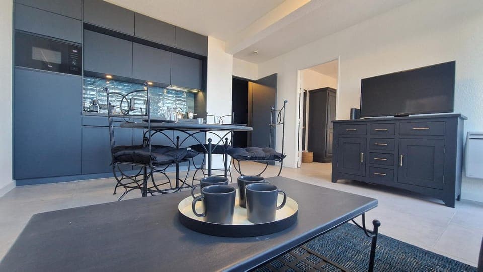 TV and multimedia, Kitchen or kitchenette, Living room, Seating area, Dining area