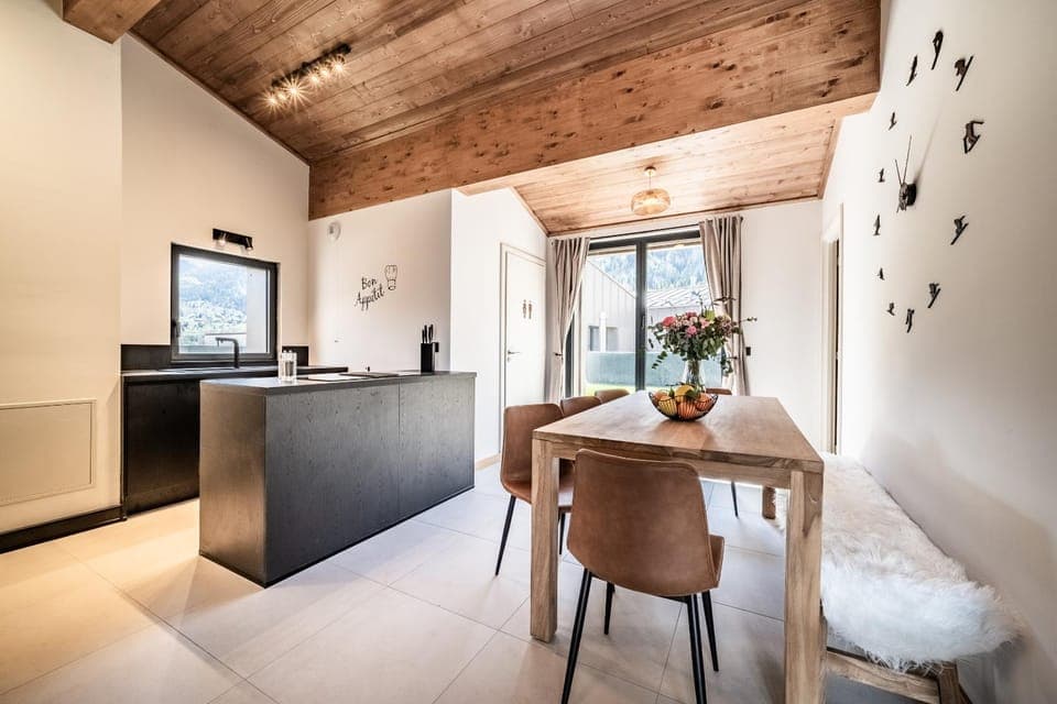 Kitchen or kitchenette, Dining area, oven, stove