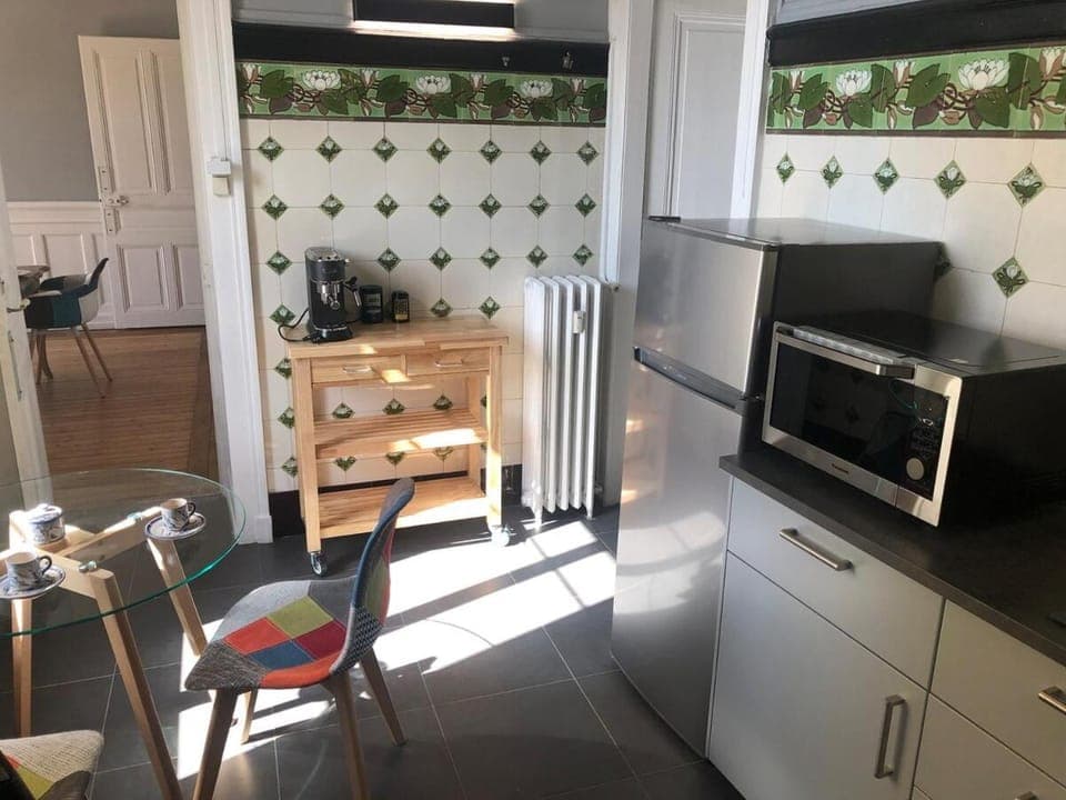 Kitchen or kitchenette, Dining area, microwave