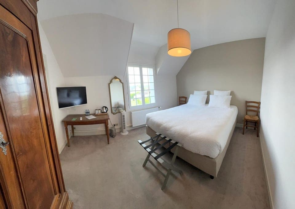 Bed, TV and multimedia, Photo of the whole room, Bedroom