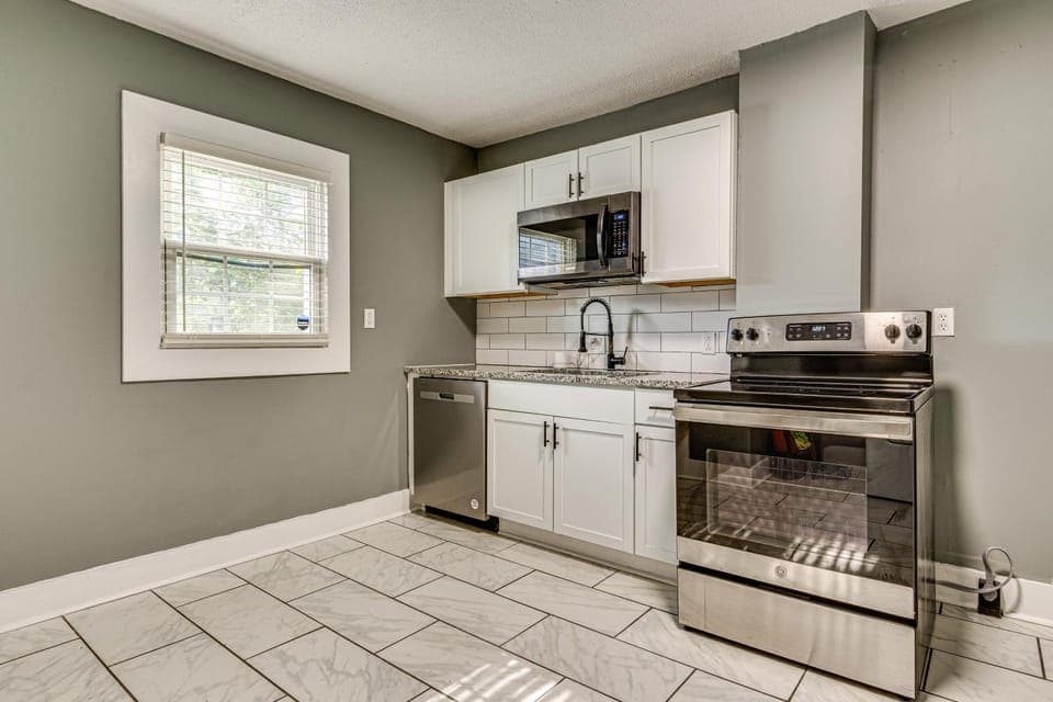 2 Mi to Mass Ave: Convenient Townhome w/ Yard! House in Indianapolis