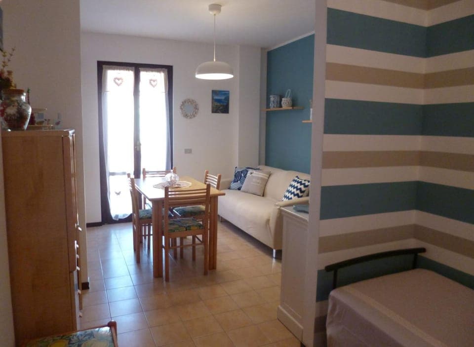 Bed, Living room, Seating area, Dining area