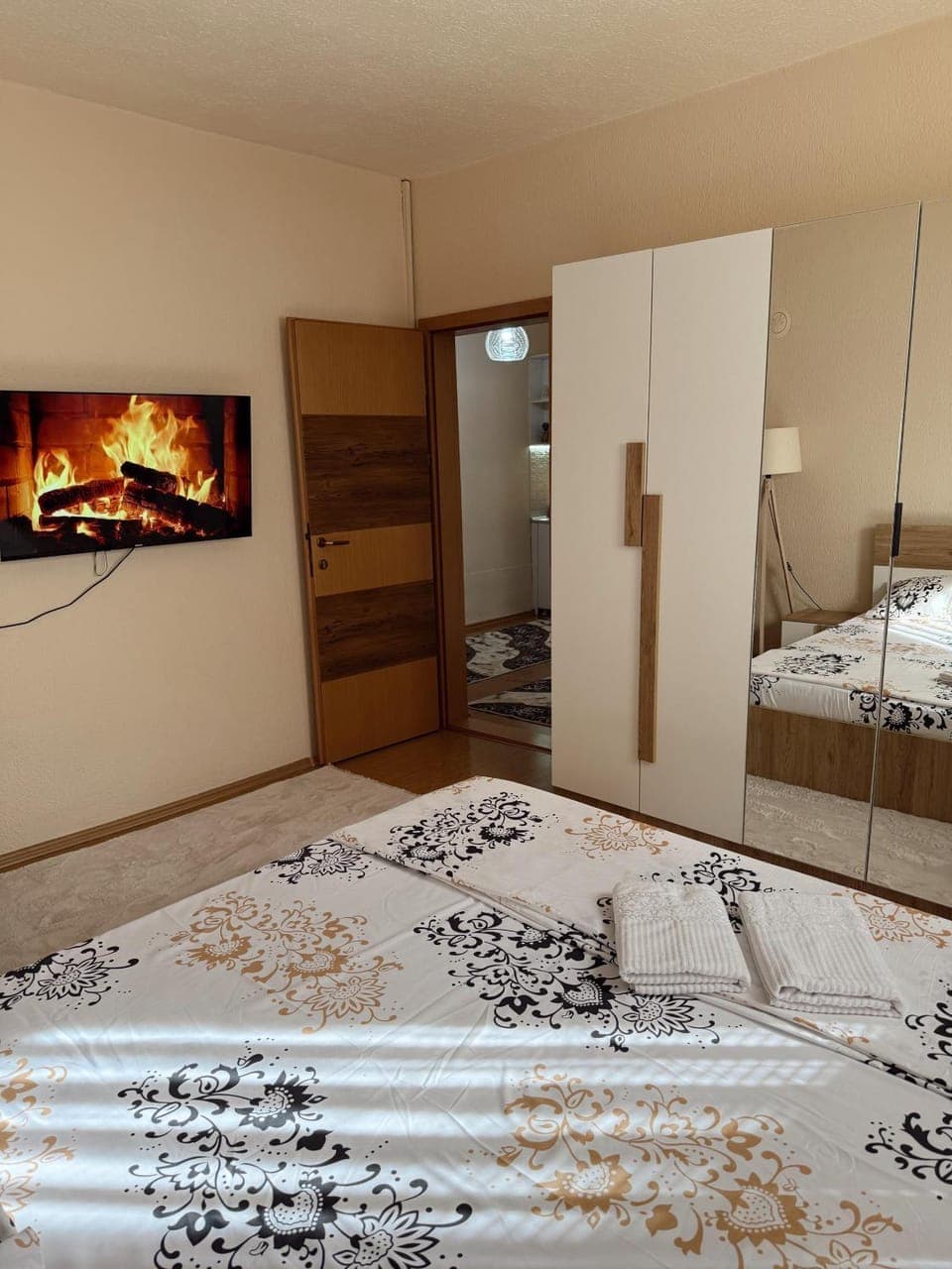 Bed, TV and multimedia, Photo of the whole room, Bedroom, wardrobe