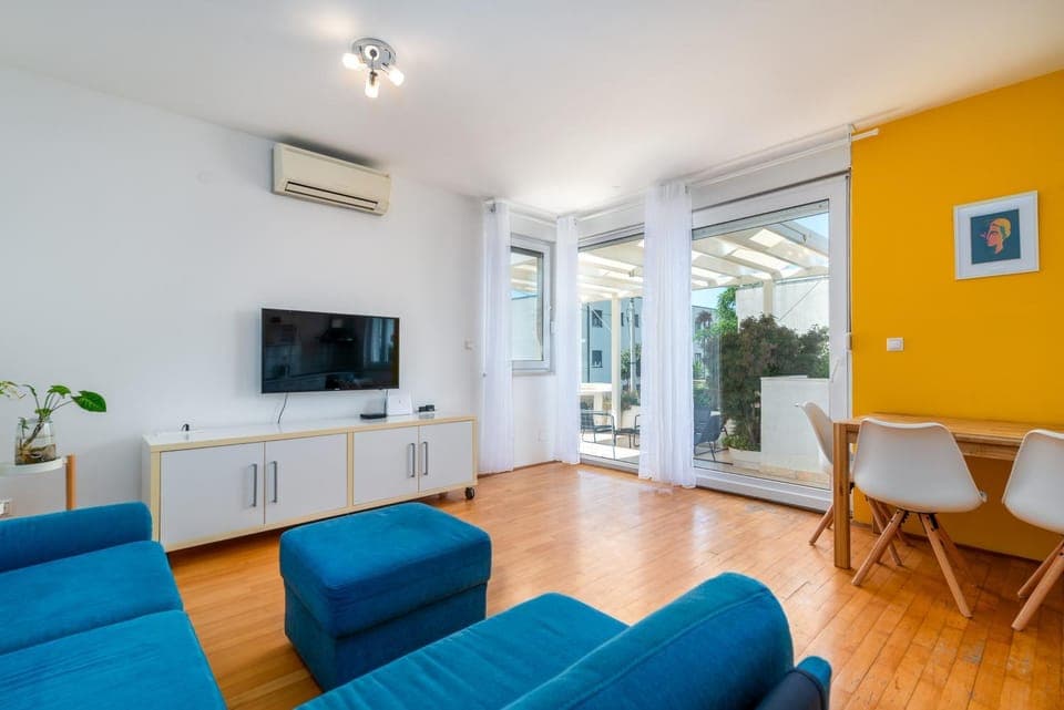 TV and multimedia, Living room, Seating area, Dining area, Evening entertainment, air conditioner