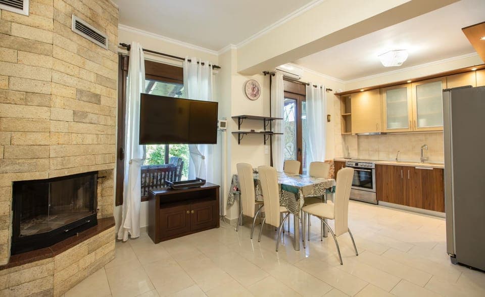 TV and multimedia, Kitchen or kitchenette, Dining area, stove