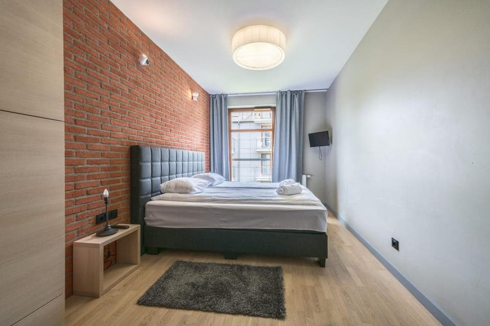 Bed, TV and multimedia, Photo of the whole room, Bedroom