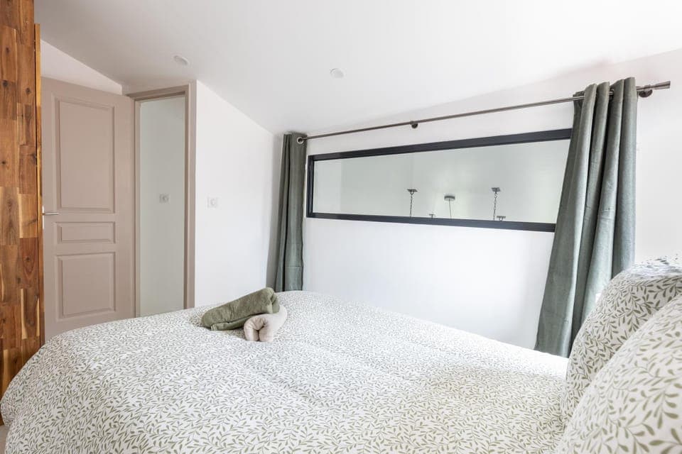 Bed, Photo of the whole room, Bedroom, wardrobe