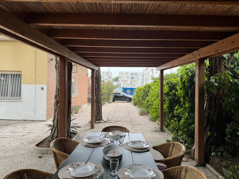 Property building, Patio, Restaurant/places to eat, Day, Summer, Garden, Living room, Banquet/Function facilities, Seating area, Dining area, Garden view, Parking, internet, internet